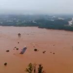 Michel Teló Instagram - A devastação das chuvas no Rio Grande do Sul deixou milhares de pessoas desabrigadas, cidades alagadas e uma série de vítimas ainda incertas. Ao todo, 154 dos 497 municípios foram afetados pelas fortes chuvas. Essas cenas são devastadoras e nos causam imensa tristeza. RS precisa de ajuda! Seja qual for a forma que puder ajudar, pode trazer esperança e reconstrução para aqueles que mais precisam. Para aqueles que desejam doar água, roupas, produtos de necessidade básica, existe um ponto de coleta no Centro Logístico da Defesa Civil Estadual, que funciona na Avenida Joaquim Porto Villanova, 201, bairro Jardim Carvalho, em Porto Alegre. vamos nos unir nessa missão de solidariedade. #riograndedosul #temporal #ajudeoriograndedosul