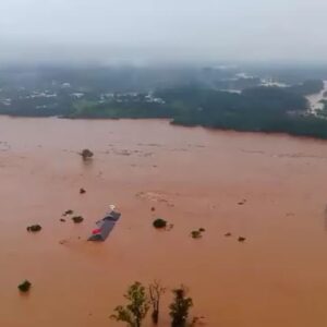 Michel Teló Instagram - A devastação das chuvas no Rio Grande do Sul deixou milhares de pessoas desabrigadas, cidades alagadas e uma série de vítimas ainda incertas. 

Ao todo, 154 dos 497 municípios foram afetados pelas fortes chuvas. 
Essas cenas são devastadoras e nos causam imensa tristeza. 

RS precisa de ajuda! Seja qual for a forma que puder ajudar, pode trazer esperança e reconstrução para aqueles que mais precisam. 

Para aqueles que desejam doar água, roupas, produtos de necessidade básica, existe um ponto de coleta no Centro Logístico da Defesa Civil Estadual, que funciona na Avenida Joaquim Porto Villanova, 201, bairro Jardim Carvalho, em Porto Alegre. 

vamos nos unir nessa missão de solidariedade.

#riograndedosul #temporal #ajudeoriograndedosul