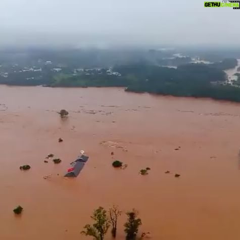 Michel Teló - 102.8K Likes - A devastação das chuvas no Rio Grande do Sul deixou milhares de pessoas desabrigadas, cidades alagadas e uma série de vítimas ainda incertas.
Ao todo, 154 dos 497 municípios foram afetados pelas fortes chuvas.
Essas cenas são devastadoras e nos causam imensa tristeza.
RS precisa de ajuda! Seja qual for a forma que puder ajudar, pode trazer esperança e reconstrução para aqueles que mais precisam.
Para aqueles que desejam doar água, roupas, produtos de necessidade básica, existe um ponto de coleta no Centro Logístico da Defesa Civil Estadual, que funciona na Avenida Joaquim Porto Villanova, 201, bairro Jardim Carvalho, em Porto Alegre.
vamos nos unir nessa missão de solidariedade.
#riograndedosul #temporal #ajudeoriograndedosul