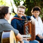 Michel Teló Instagram - Olha o que achei nas minhas fotos, turma! Que lembrança boa do #BemSertanejoASerie, muita música boa, roda de conversa e amigos. #tbt #bemsertanjoaserie #fantastico