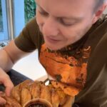 Michel Teló Instagram - Os frangos temperados da Lar têm gosto de comida de mãe. Lembram a gente da infância, da minha terrinha, Medianeira, de muita coisa boa. E além de tudo isso, o preparo é muito prático! Frango Lar. Combina com nostalgia. Combina com tudo. #CombinaComTudo #proteína #FrangoLar *publi @larcooperativa