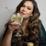 Michelle Carvalho Instagram - Un momento glam ✨ compartiendo cosas buenas 💛💚 @schweppes_cl #Schweppes #BornSocial *Contenido para mayores de 18 años, no compartir con menores de edad. **Consume responsablemente.