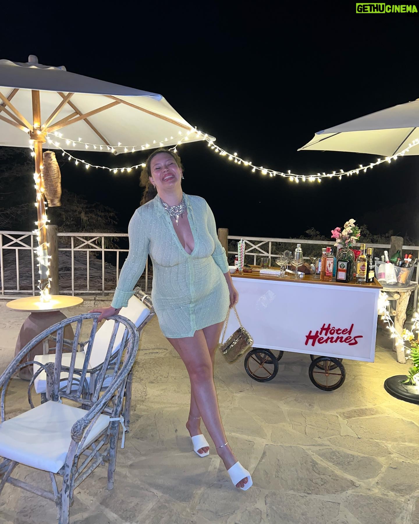 Michelle Carvalho Instagram - 1 noche 1 look @hm #hotelhennes 💚 les gusta ? 🌊 cual tu foto favorita ?