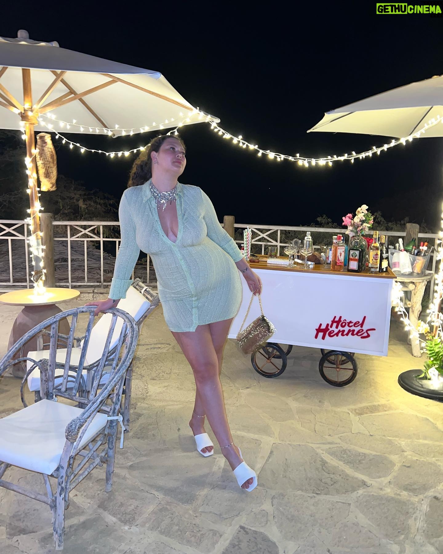 Michelle Carvalho Instagram - 1 noche 1 look @hm #hotelhennes 💚 les gusta ? 🌊 cual tu foto favorita ?