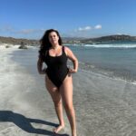 Michelle Carvalho Instagram - Just me 🖤 y una playa 🏖️