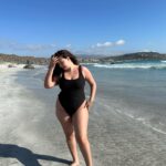 Michelle Carvalho Instagram - Just me 🖤 y una playa 🏖️