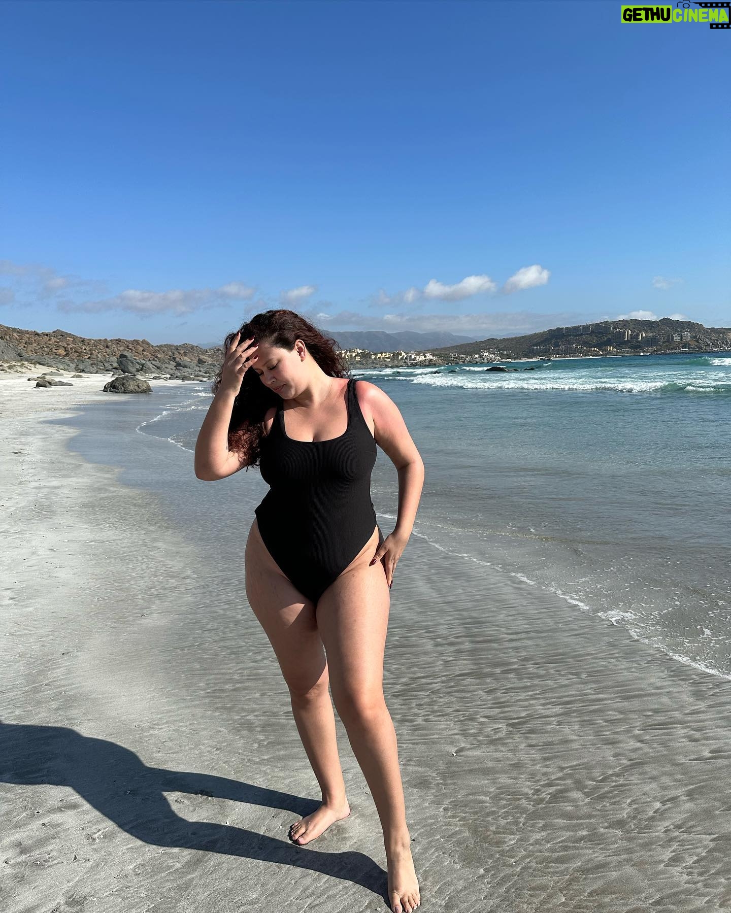 Michelle Carvalho Instagram - Just me 🖤 y una playa 🏖️