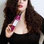 Michelle Carvalho Instagram - Tus rulos son parte de ti y tu esencia 💜 Pon todo tu esfuerzo en realizar el #HairCare que te mereces ¡Visita Paris para encontrar los mejores productos y marcas capilares! ✨💙 @tiendas_paris #AmoComoSoy #AmoMiPelo