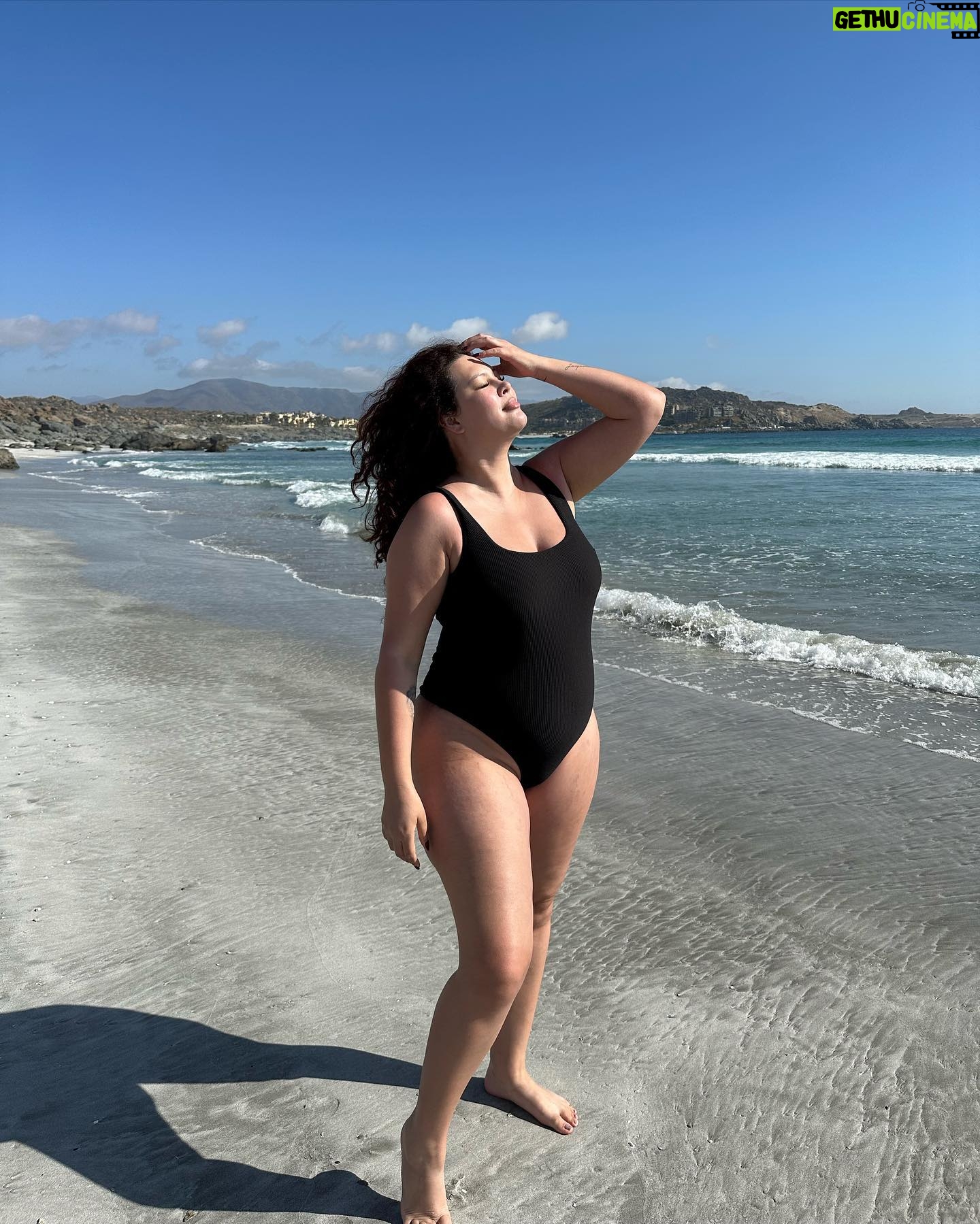 Michelle Carvalho Instagram - Just me 🖤 y una playa 🏖️