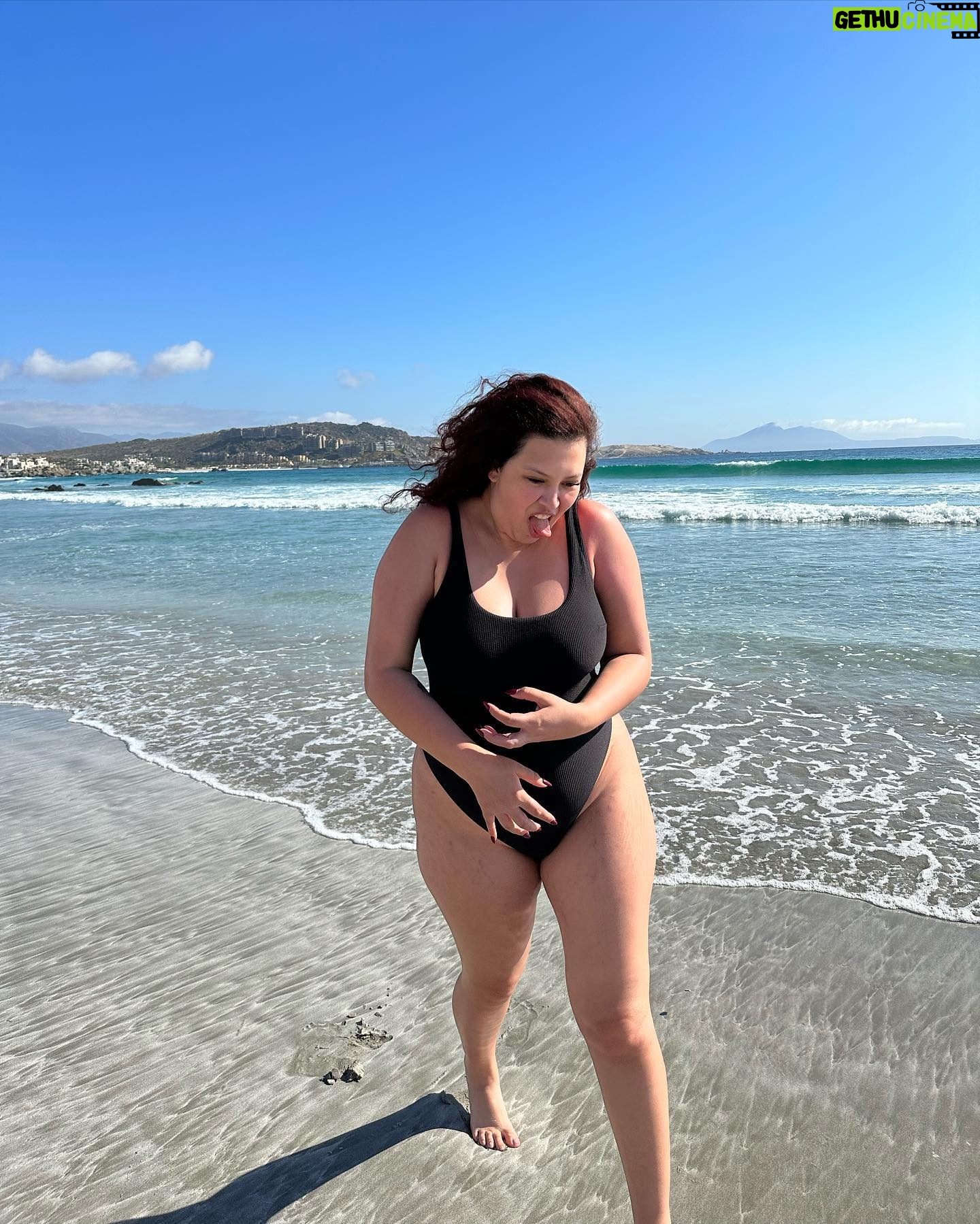 Michelle Carvalho Instagram - Just me 🖤 y una playa 🏖️