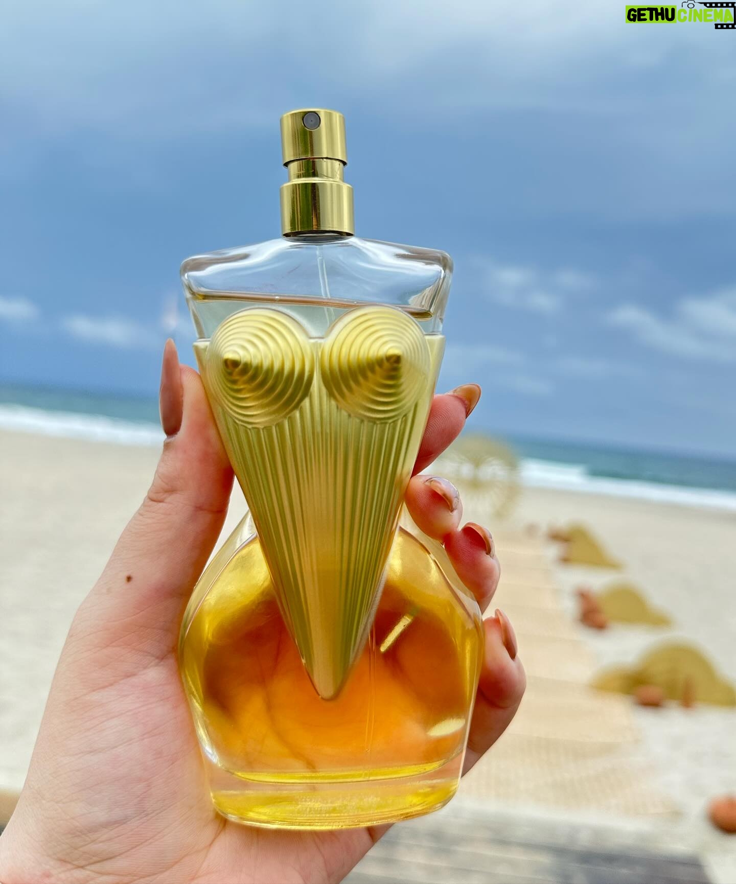 Michelle Carvalho Instagram - Soy una mujer audaz que se atreve a ser yo misma con libertad y orgullo. #GaultierDivine #ImAmDivine @jeanpaulgaultier ππΈπΌ