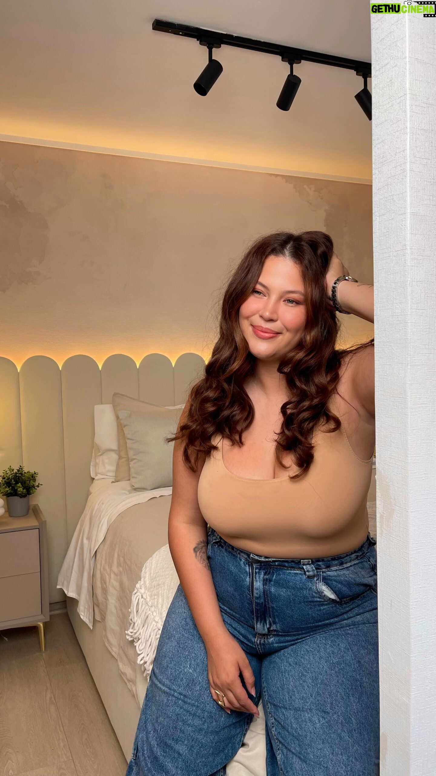 Michelle Carvalho Instagram - Resultado de la remodelación del dormitorio de @mrs_carvalho diseño inspirado y ejecutado como si fuera una habitación de hotel, sofisticada, elegante, moderna, pero con la calidez que requiere un hogar. Propuse una paleta clara, neutra y moderada con una simplicidad en la decoración, incorporando lo justo y necesario sin saturar visualmente el espacio. - Cliente: @mrs_carvalho Arquitecto: @franccolorenz Papel Mural: @thewallchile Respaldo: @kabeceros Veladores: @decomatch.cl Cortinas: @veronica_pinedo_decoracion Termopanel: @windows_plastic Cuéntanos qué te parece? #deco #antesydespues #dormitorio #decoraciondormitorio #remodelacion #proyectodeco #interiorismo #arquitecturaydiseño