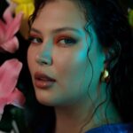 Michelle Carvalho Instagram - Descubre LE BELLE PARADISE GARDEN de @jeanpaulgaultier , sus notas floral ( lirio ) suave natural te llevan a un oasis , vive la frescura y naturaleza en cada aroma 🌺 Cómo y donde se aplica un perfume? Para lograr que el aroma del perfume dure más tiempo y tenga mejor fijación, recomendamos aplicarlo detrás de las orejas, el cuello, el interior de las muñecas, en la zona del escote y cara interna de los codos. Tabs: #LEBEAU #LABELLE #PARADISEGARDEN