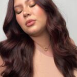 Michelle Carvalho Instagram – El seco de @hc.concept me realizó este cambio de look en @viutychile con la nueva Coloracion de @moroccanoil_latam que ya está en chile ¿que les parece este rojizo violeta? Yo lo amo y hace mucho quería tener un color que me llenara de luz.
Makeup: @victoriatapiac
Estaré probando los productos en mi cabello! Les iré contando cómo lo voy a cuidar. ❤️🔥