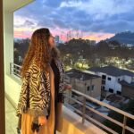 Michelle Carvalho Instagram - Recuerdo cuando llegue a chile con 18 años de turista mal hablaba español , toda una niña hehe y mírenme yo aqui 12 años después toda una mujer , ya con cédula definitiva 🫰🏻 y con mi primera propiedad en chile 🇨🇱 🏠 me da mucha alegría compartir eso con ustedes porque lo que soy hoy y he logrado estos años es gracias a ustedes y por mi 🫶🏻 . Por todo mi trabajo y el apoyo constante fiel de mi público 🩷 Ansiosa para mostrarles el proceso de la decoración y remodelación y todo lo que se viene