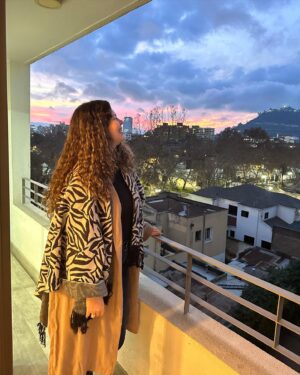 Michelle Carvalho Instagram - Recuerdo cuando llegue a chile con 18 años de turista mal hablaba español , toda una niña  hehe y mírenme  yo aqui 12 años después toda una mujer , ya con cédula definitiva 🫰🏻 y con mi primera propiedad en chile 🇨🇱 🏠 me da mucha alegría compartir eso con ustedes porque lo que soy hoy y he logrado estos años es gracias a ustedes y por mi 🫶🏻 . Por todo mi trabajo y el apoyo constante fiel de mi público 🩷  Ansiosa para mostrarles el proceso de la decoración y remodelación y todo lo que se viene