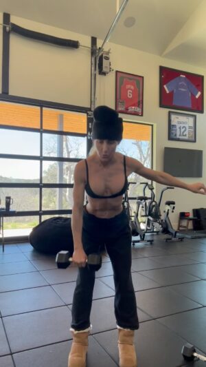 Michelle Leigh Calaway Instagram - Real talk -> Haven’t worked out in dayyyyys! Wasn’t a lot, but better than nothing….& always makes me feel better!!!! 💪🏽#wholebodyworkout #mccoolmoves 💙