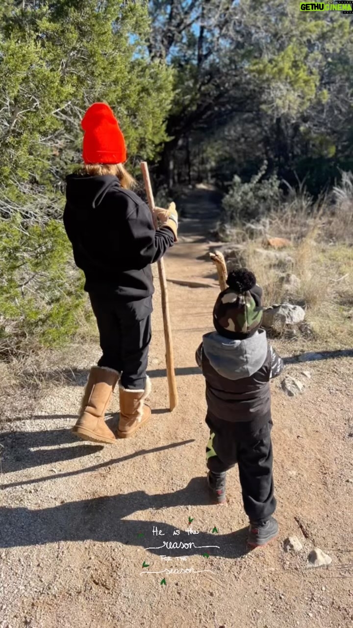 Michelle Leigh Calaway Instagram - Christmas Eve morning hike….#familytradition 🎄