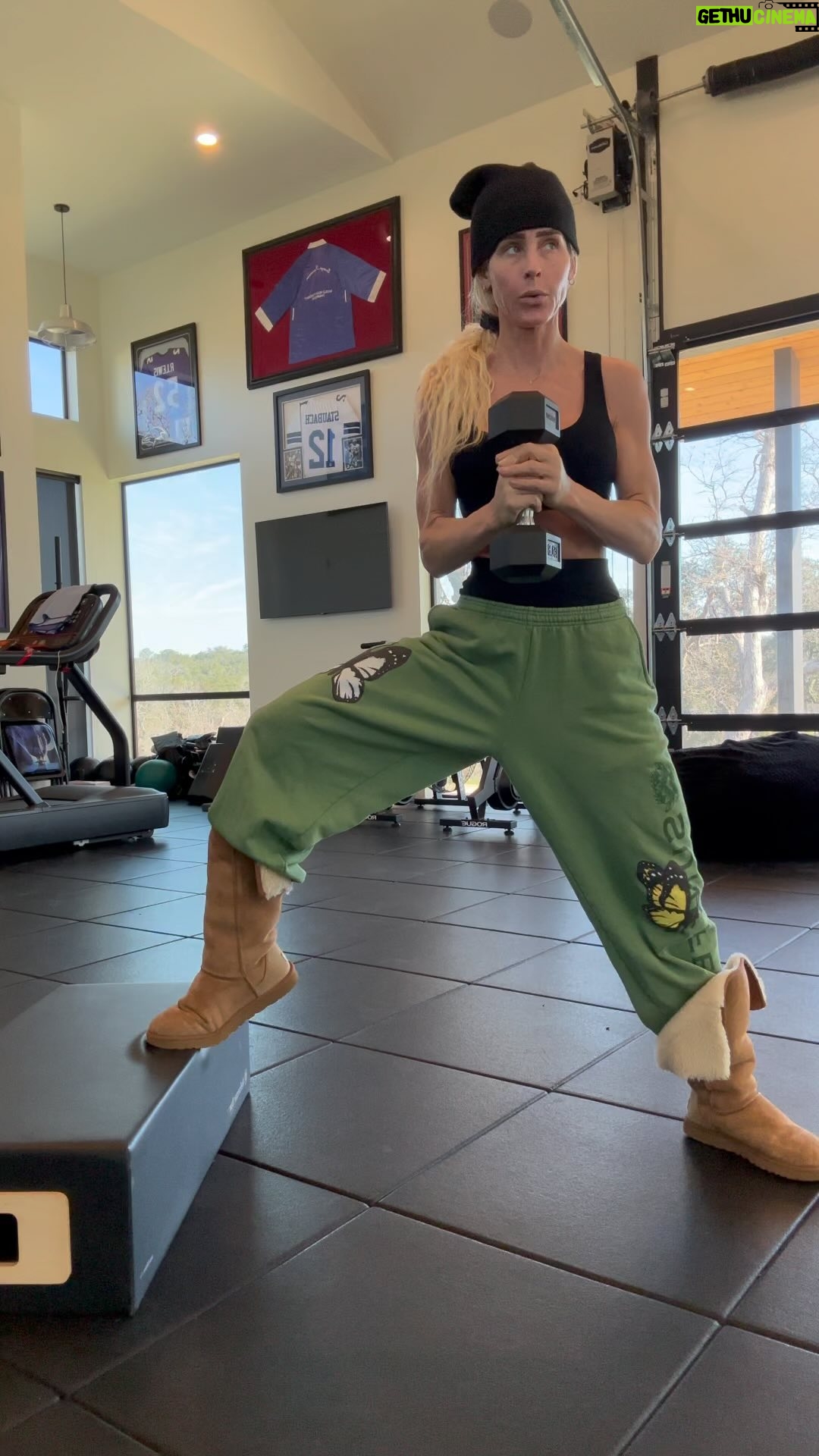 Michelle Leigh Calaway Instagram - Makin’ gainz…..well, trying🤣Sometimes forget how old I am, but got a little sweat sesh in💪🏽#consistencyiskey #mccoolmoves