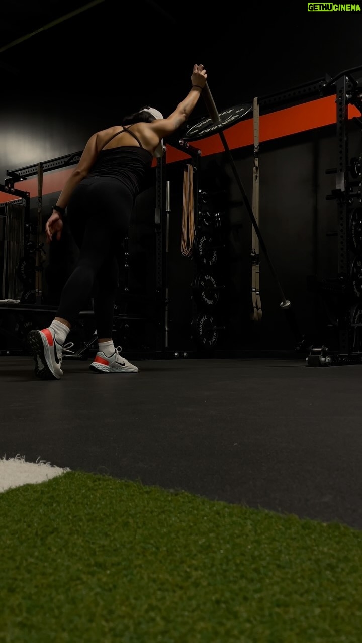 Michelle Madrigal Instagram - Happy Monday! Landmine row to press 4x10 Deadlifts 3x10 Pull up 3x10 Med ball slams 3x10 each side RB broad jumps 3x10 Dance party Respect your body. It’s the only one you get to live in.💪🏽