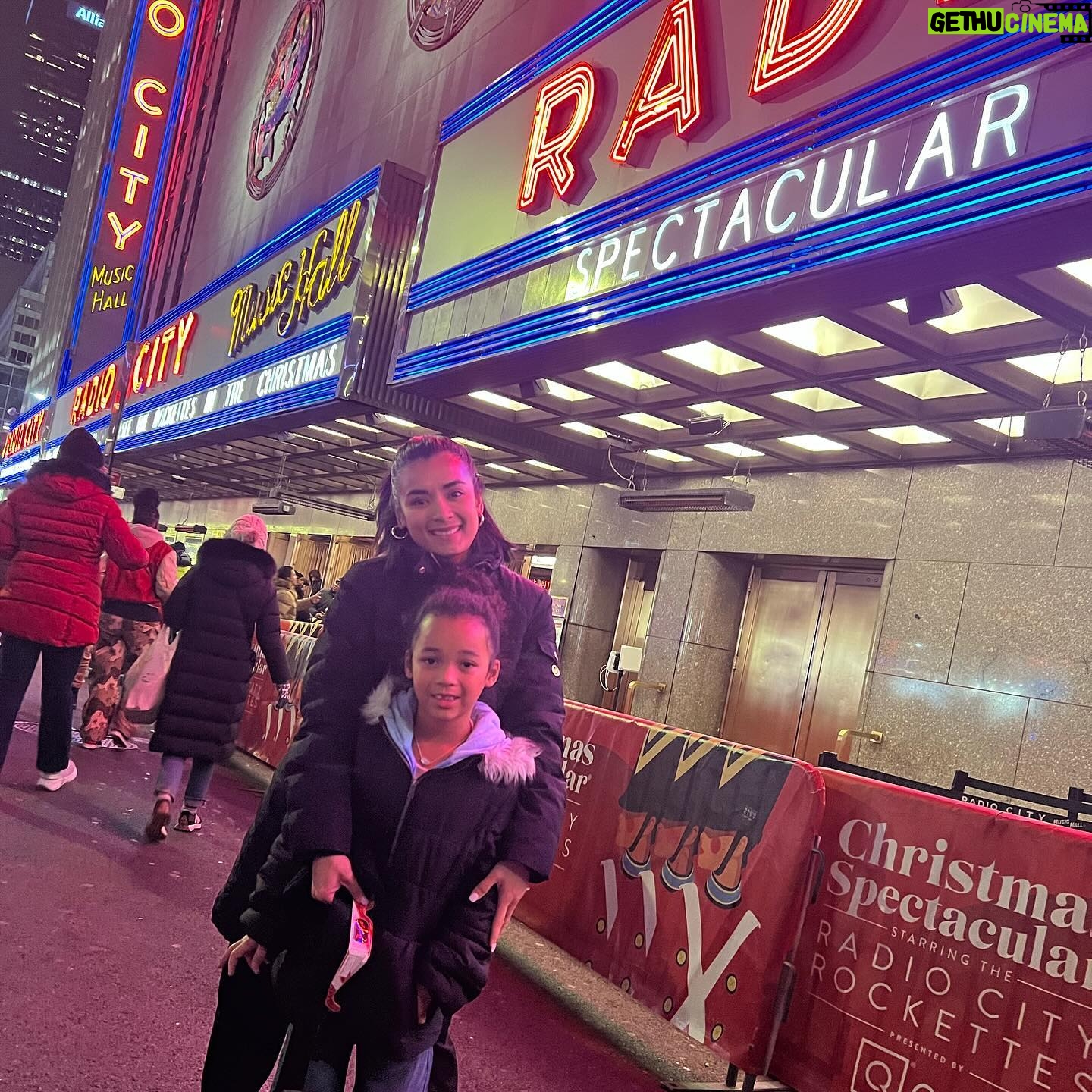 Michelle Madrigal Instagram - Merry Christmas everyone! 🎁🎄 Wishing you and your loved ones a season filled with warmth, joy, and cherished moments. ♥️