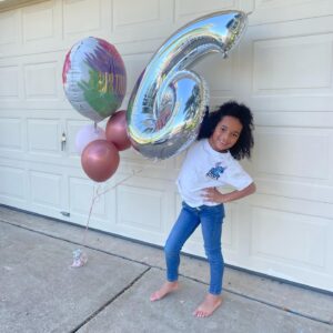 Michelle Madrigal Instagram - And just like that… she’s 6️⃣! 

Happy Birthday Anika!!! 🎉🎂
:
I am so blessed to be your mother sweetie. You light up my world with your smile and laughter. I love you more than words can express! 🥹💖
