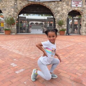 Michelle Madrigal Instagram - And just like that… she’s 6️⃣! 

Happy Birthday Anika!!! 🎉🎂
:
I am so blessed to be your mother sweetie. You light up my world with your smile and laughter. I love you more than words can express! 🥹💖
