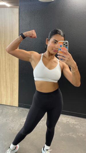 Michelle Madrigal Instagram - Upper Body 💪🏽

Concentration curls 3x12
Superset
DB rows 3x12

Arnold Press 4x15
SS 
DB Tricep Kickbacks 4x12

Banded Chin Ups 4x12
SS
Seated DB Lateral Raise 4x10

Training/working out will always be my favorite therapy session. 💫