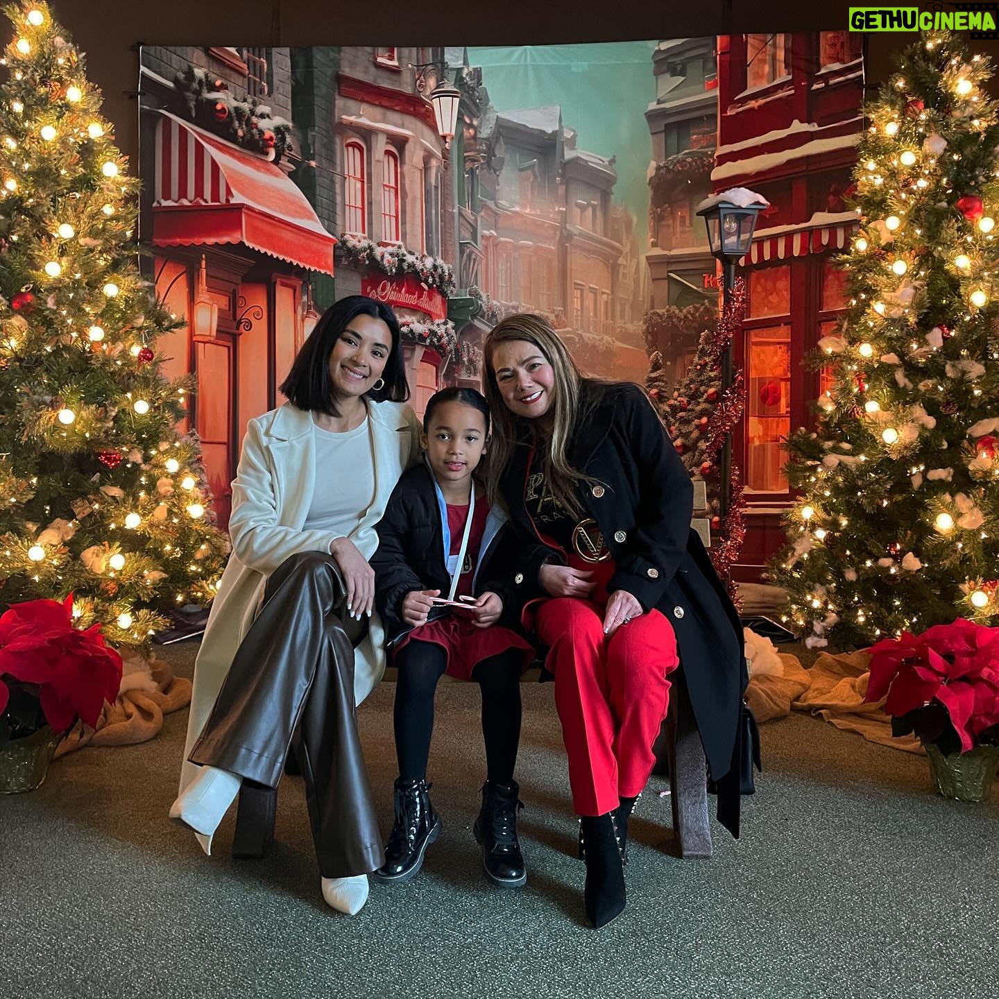 Michelle Madrigal Instagram - Merry Christmas everyone! 🎁🎄 Wishing you and your loved ones a season filled with warmth, joy, and cherished moments. ♥️