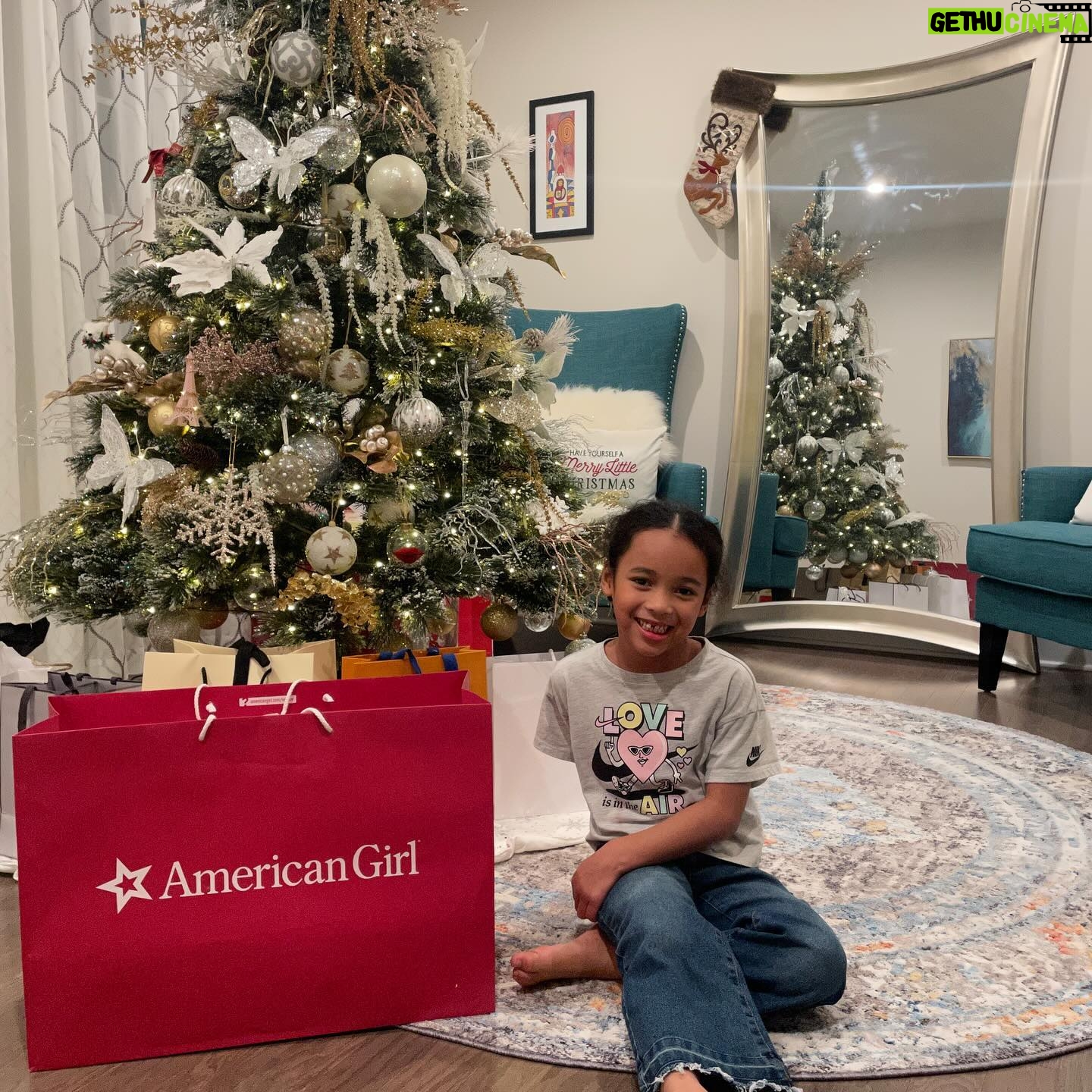Michelle Madrigal Instagram - Merry Christmas everyone! 🎁🎄 Wishing you and your loved ones a season filled with warmth, joy, and cherished moments. ♥️