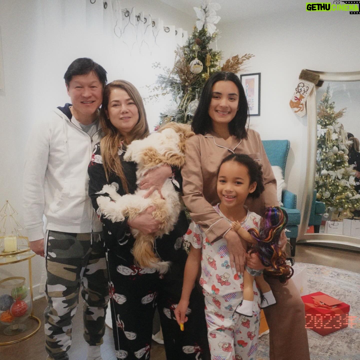 Michelle Madrigal Instagram - Merry Christmas everyone! 🎁🎄 Wishing you and your loved ones a season filled with warmth, joy, and cherished moments. ♥️