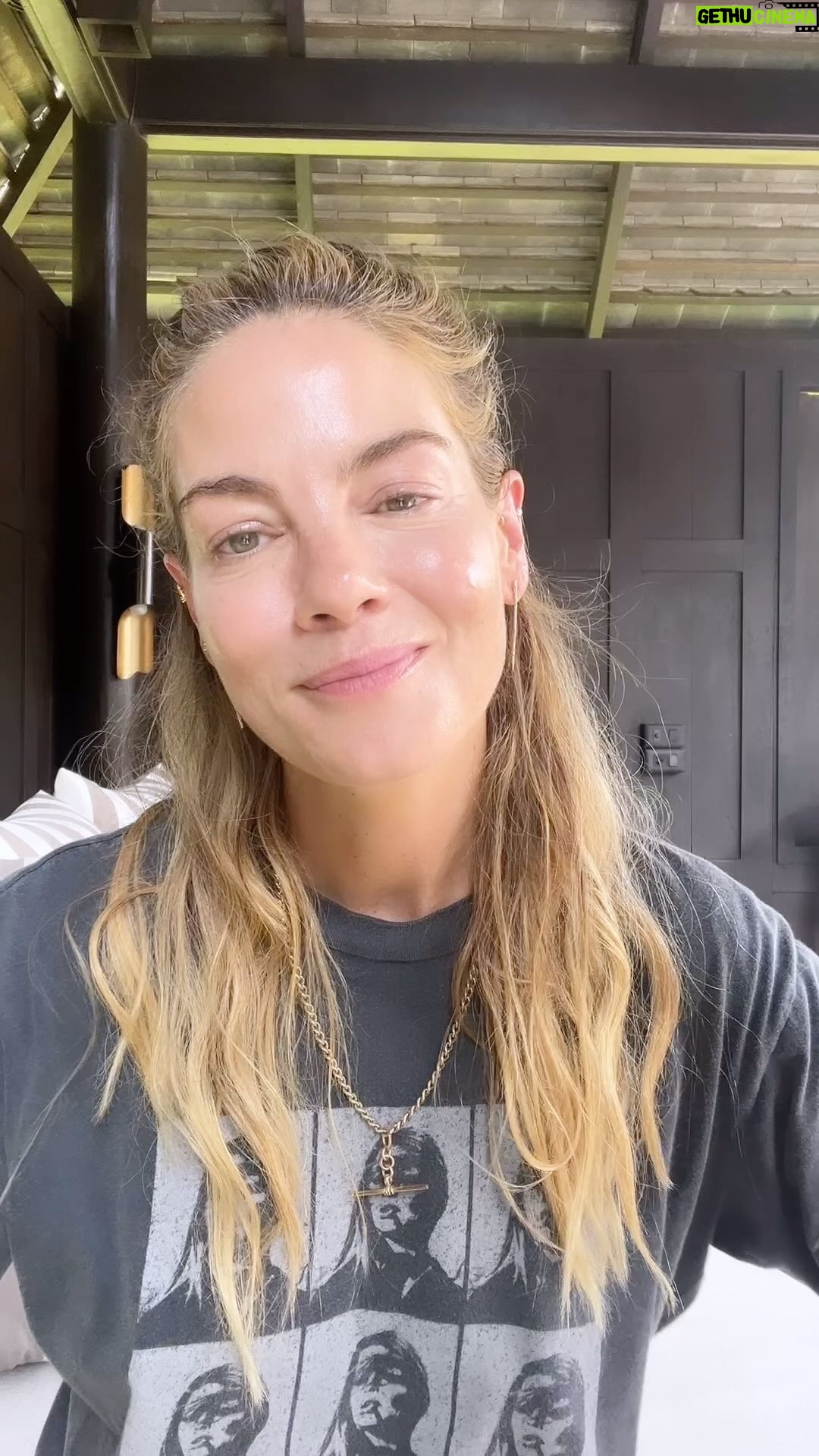 Michelle Monaghan Instagram - Happy #SkinCancerAwareness month!! 💛As someone who had melanoma, early detection saved my life. Please get those annual skin checks and as always, please wear (and reapply) that sunscreen. ☀️Prevention and early detection is key against all forms of skin cancer. Stay tuned this month for all the sun savvy tips, education and fun in the sun. Love you all. 🫶