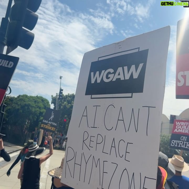 Michelle Monaghan Instagram - So proud to join my fellow @sagaftra members and our beloved @wgawest writers on the picket lines today. 👊 I am 1 of 160,000 #sagaftra members - every member, every actor and #wga writer deserves fair pay, a path to healthcare, residuals and protections from AI. We are #sagaftrastrong and we’ll fight the good fight until a fair deal is made - for ALL of us. 💯💪❤️ #unionproud #solidarity