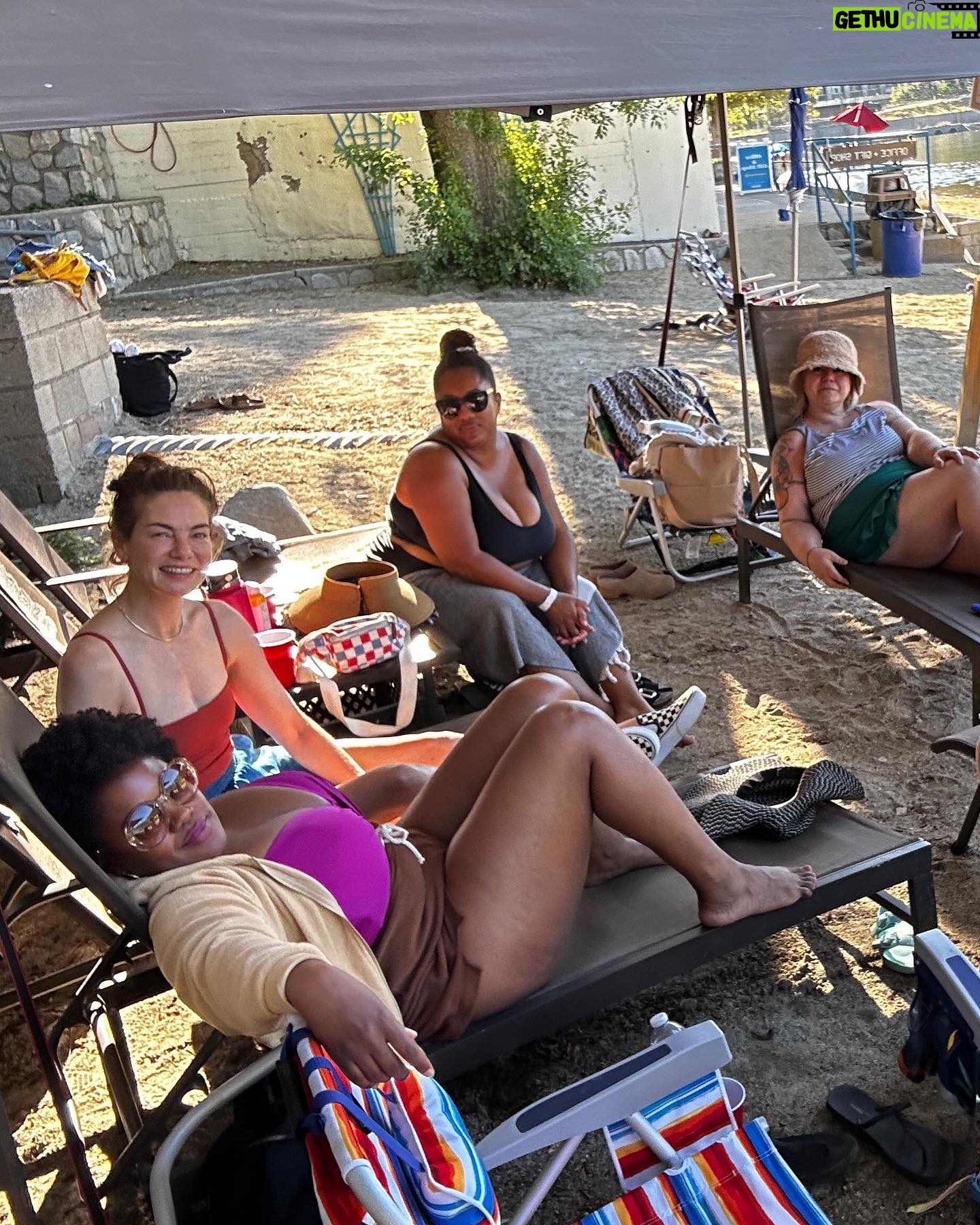 Michelle Monaghan Instagram - Ladies of the Lake! 💙 Girls trips are literally once in a blue moon!! #worthit #supermoon #superwomen @ashnb1 @instacais @chelseadevantez @jofeldman @akilahgreen @anaahbell
