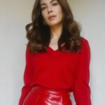 Michelle Monaghan Instagram - Painting the town red.❤️‍🔥 Thank you @sarahuslan @bridgetbragerhair @karlawelchstylist @gracewrightsell @gucci @jcrew TheFamilyPlan @applefilms Dec 15. 😍