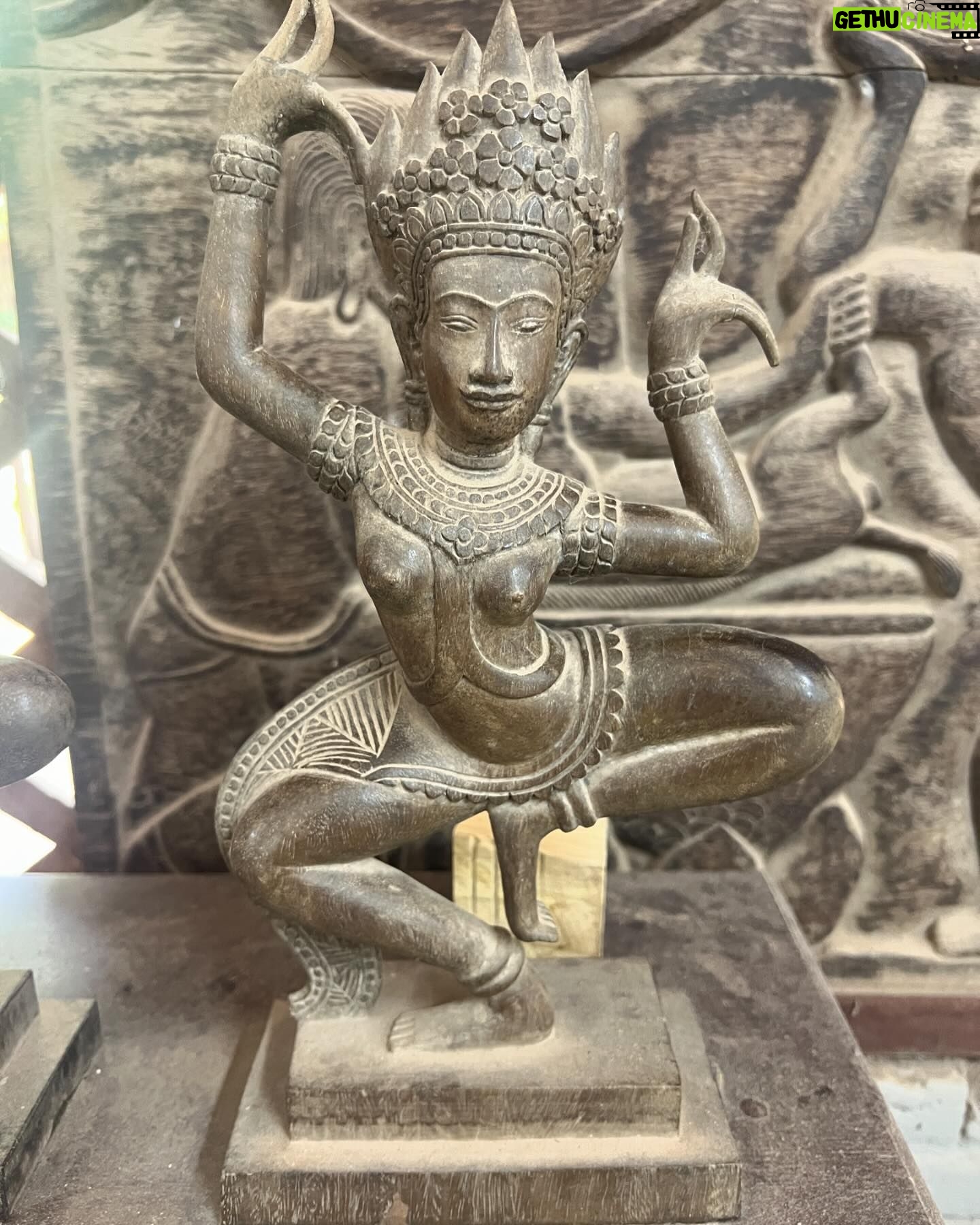 Michelle Monaghan Instagram - Local Cambodian artisans hard at work, reviving traditional Khmer craftsmanship. Each artist’s piece can take up to six months to complete. Talk about being made with love! 💛 Their beautiful work can be viewed and bought at Artisans d’Angkor in Siem Reap. Proceeds from their work help to create job opportunities for young people in rural areas interested in preserving their ancestor’s craftsmanship. Thank you @chhvn1y_chhorn for taking me there.