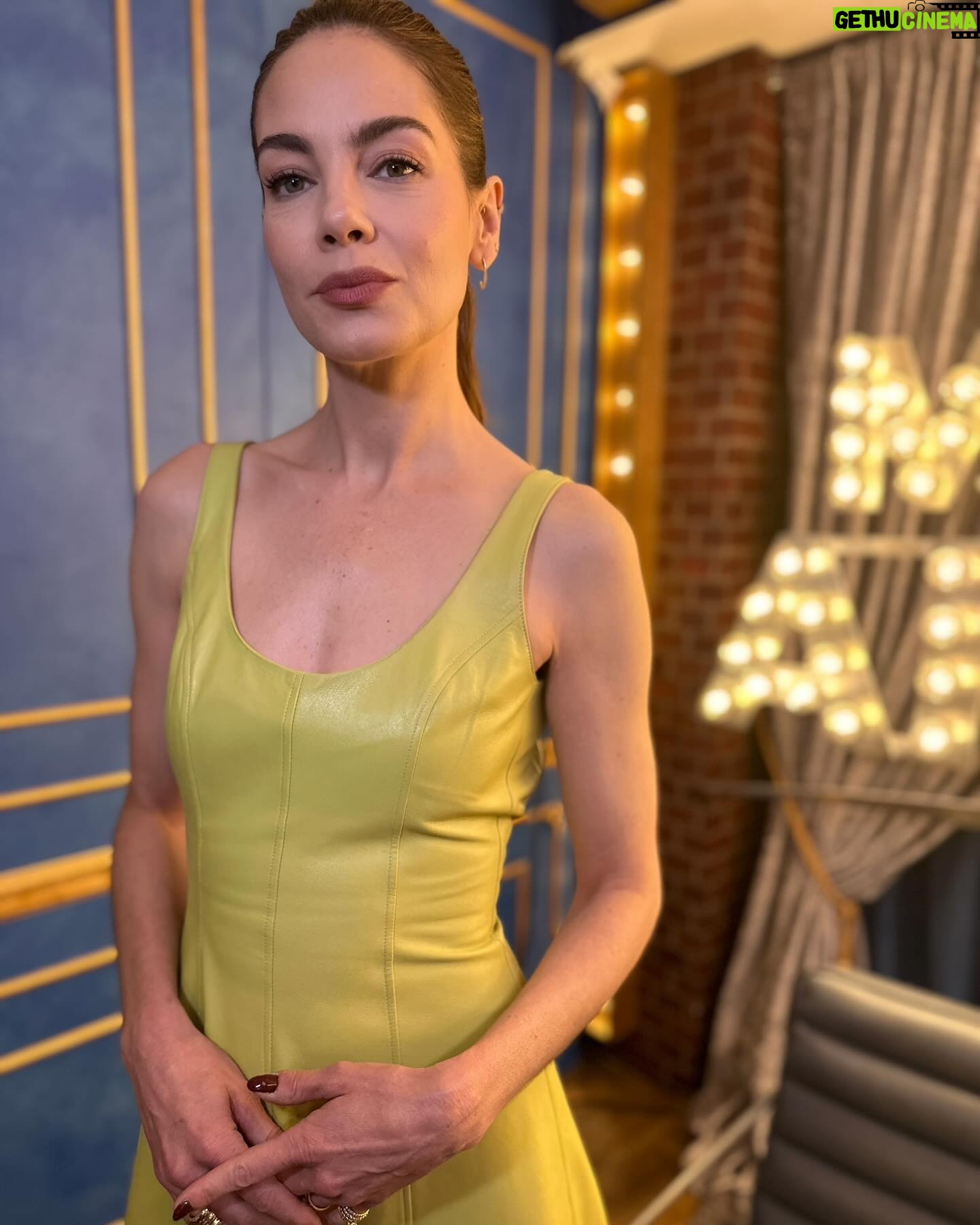Michelle Monaghan Instagram - It was a good morning indeed! ☀️ Loved getting to chat all things #TheFamilyPlan streaming on Apple TV Plus this Friday!!! @markwahlberg @applefilms. Lovely early morning glam @sarahuslan @benskervin @karlawelchstylist @gracewrightsell @jenmeyerjewelry @zeyneparcay @paristexas_it
