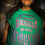 Michelle Rodríguez Instagram - Vivas, seguras, vistas, aplaudidas, admiradas, escuchadas, decididas, amadas, en el poder, en calma, en casa. Cuestiona todo para ser libre Cuestionando todo para abrir brechas Cuestiona todo para no acostumbrarte a lo que te lastima Cuestionando todo para que la violencia no sea normal y replicable Cuestiona todo para ser sin miedo. Que nuestra voz resuene Que nuestros pasos guien Que nuestros cuerpos hablen Por las que vienen, por las que faltan, por las que estamos y nos tomamos de la mano. #8m #díainternacionaldelamujer #diadelamujer #8marzo 💚💜