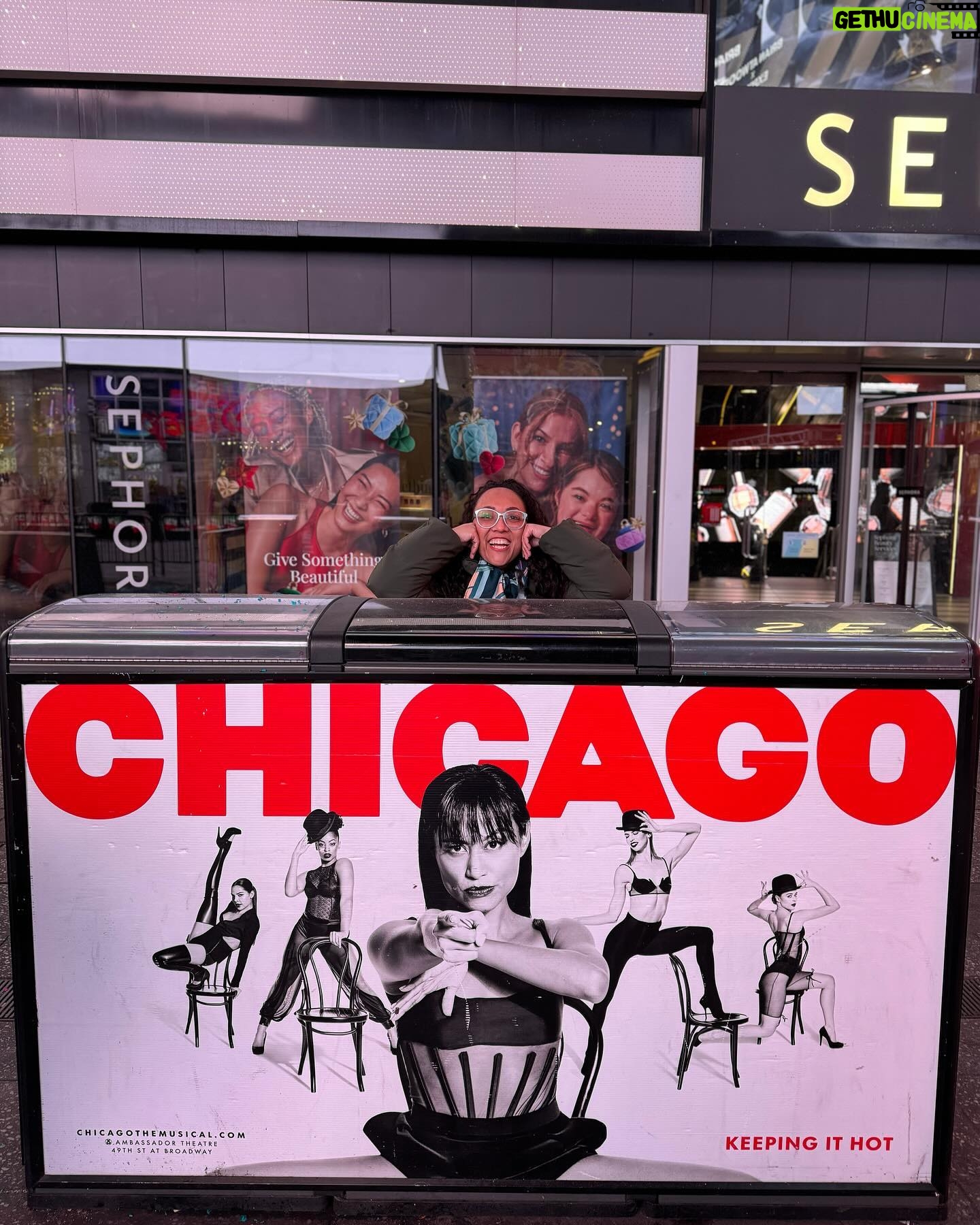 Michelle Rodríguez Instagram - 🎶 a quien el mundo aclamará? Tendrá que ser…🎶 #chicagothemusical #chicago cumple 27 años. Esta obra ha estado presente en momentos clave de mi vida dejándome siempre un gran aprendizaje, me ha enseñado que los sueños se hacen realidad, me a confrontado con mis miedos, me ha hecho soñar en grande y me ha traído cada vez más valentía, cuando pensaba “yo sola nunca podré” descubrí que “solo me tengo a mi” que a veces “todo mundo es raspa” aunque siempre “un poco de bondad en todos hay” que “lo que importa es el amor” que “si eres chica buena mami lo es también” “y de mi triunfo quien dudó” de todas maneras aquí andamos!! Gracias por tanta magia Chicago! Siempre tuya Michi hart