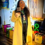 Michelle Rodríguez Instagram - 🎶 Navidad, feliz Navidad Vuelve a casa, vuelve al hogar🎶 Mi familia, el amor verdadero. Aunque faltan unos cuantos, esta es mi familia, el calor de mi corazón, la gente que más amo, las manos que me soportan, los oídos que me escuchan incansablemente y los corazones que me guían. Agradezco en el alma por esta Navidad, siento el amor y sobre todo la paz en mi corazón, sin prisa, sin tantas cadenas y con mucha luz en mi camino. Les amo Gracias por nunca soltar mi mano Por ser mi familia y mi guia Feliz Navidad deseo que su corazón y su mente tengan paz, que su entorno sea amable, empatico y de armonía. Que sus deseos sean realidad y que salten al vacío tantas veces como sea necesario para SER con libertad 🎄♥️
