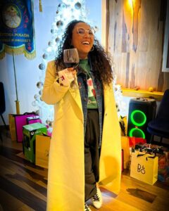 Michelle Rodríguez Instagram - 🎶 Navidad, feliz Navidad Vuelve a casa, vuelve al hogar🎶 Mi familia, el amor verdadero. Aunque faltan unos cuantos, esta es mi familia, el calor de mi corazón, la gente que más amo, las manos que me soportan, los oídos que me escuchan incansablemente y los corazones que me guían. Agradezco en el alma por esta Navidad, siento el amor y sobre todo la paz en mi corazón, sin prisa, sin tantas cadenas y con mucha luz en mi camino. Les amo Gracias por nunca soltar mi mano Por ser mi familia y mi guia Feliz Navidad deseo que su corazón y su mente tengan paz, que su entorno sea amable, empatico y de armonía. Que sus deseos sean realidad y que salten al vacío tantas veces como sea necesario para SER con libertad 🎄♥️