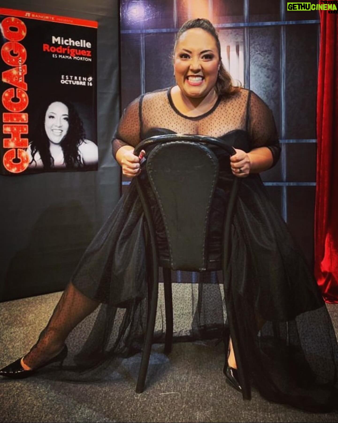 Michelle Rodríguez Instagram - 🎶 a quien el mundo aclamará? Tendrá que ser…🎶 #chicagothemusical #chicago cumple 27 años. Esta obra ha estado presente en momentos clave de mi vida dejándome siempre un gran aprendizaje, me ha enseñado que los sueños se hacen realidad, me a confrontado con mis miedos, me ha hecho soñar en grande y me ha traído cada vez más valentía, cuando pensaba “yo sola nunca podré” descubrí que “solo me tengo a mi” que a veces “todo mundo es raspa” aunque siempre “un poco de bondad en todos hay” que “lo que importa es el amor” que “si eres chica buena mami lo es también” “y de mi triunfo quien dudó” de todas maneras aquí andamos!! Gracias por tanta magia Chicago! Siempre tuya Michi hart