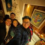 Michelle Rodríguez Instagram - 🎶 Navidad, feliz Navidad Vuelve a casa, vuelve al hogar🎶 Mi familia, el amor verdadero. Aunque faltan unos cuantos, esta es mi familia, el calor de mi corazón, la gente que más amo, las manos que me soportan, los oídos que me escuchan incansablemente y los corazones que me guían. Agradezco en el alma por esta Navidad, siento el amor y sobre todo la paz en mi corazón, sin prisa, sin tantas cadenas y con mucha luz en mi camino. Les amo Gracias por nunca soltar mi mano Por ser mi familia y mi guia Feliz Navidad deseo que su corazón y su mente tengan paz, que su entorno sea amable, empatico y de armonía. Que sus deseos sean realidad y que salten al vacío tantas veces como sea necesario para SER con libertad 🎄♥️