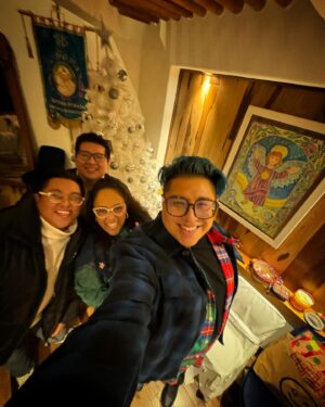 Michelle Rodríguez Instagram - 🎶 Navidad, feliz Navidad
Vuelve a casa, vuelve al hogar🎶

Mi familia, el amor verdadero.
Aunque faltan unos cuantos, esta es mi familia, el calor de mi corazón, la gente que más amo, las manos que me soportan, los oídos que me escuchan incansablemente y los corazones que me guían.

Agradezco en el alma por esta Navidad, siento el amor y sobre todo la paz en mi corazón, sin prisa, sin tantas cadenas y con mucha luz en mi camino.

Les amo Gracias por nunca soltar mi mano 
Por ser mi familia y mi guia 

Feliz Navidad deseo que su corazón y su mente tengan paz, que su entorno sea amable, empatico y de armonía.
Que sus deseos sean realidad y que salten al vacío tantas veces como sea necesario para SER con libertad 🎄♥️