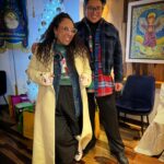 Michelle Rodríguez Instagram - 🎶 Navidad, feliz Navidad Vuelve a casa, vuelve al hogar🎶 Mi familia, el amor verdadero. Aunque faltan unos cuantos, esta es mi familia, el calor de mi corazón, la gente que más amo, las manos que me soportan, los oídos que me escuchan incansablemente y los corazones que me guían. Agradezco en el alma por esta Navidad, siento el amor y sobre todo la paz en mi corazón, sin prisa, sin tantas cadenas y con mucha luz en mi camino. Les amo Gracias por nunca soltar mi mano Por ser mi familia y mi guia Feliz Navidad deseo que su corazón y su mente tengan paz, que su entorno sea amable, empatico y de armonía. Que sus deseos sean realidad y que salten al vacío tantas veces como sea necesario para SER con libertad 🎄♥️