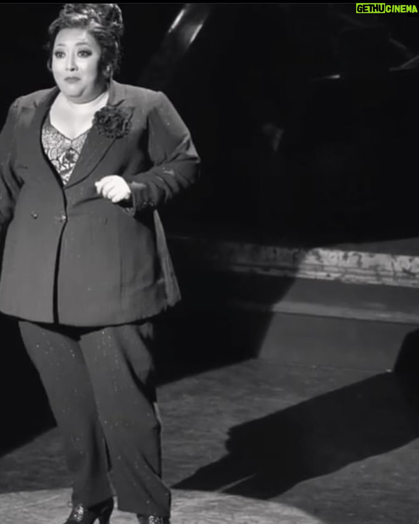 Michelle Rodríguez Instagram - 🎶 a quien el mundo aclamará? Tendrá que ser…🎶 #chicagothemusical #chicago cumple 27 años. Esta obra ha estado presente en momentos clave de mi vida dejándome siempre un gran aprendizaje, me ha enseñado que los sueños se hacen realidad, me a confrontado con mis miedos, me ha hecho soñar en grande y me ha traído cada vez más valentía, cuando pensaba “yo sola nunca podré” descubrí que “solo me tengo a mi” que a veces “todo mundo es raspa” aunque siempre “un poco de bondad en todos hay” que “lo que importa es el amor” que “si eres chica buena mami lo es también” “y de mi triunfo quien dudó” de todas maneras aquí andamos!! Gracias por tanta magia Chicago! Siempre tuya Michi hart