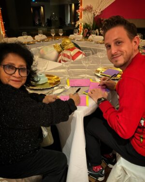 Michelle Rodríguez Instagram - 🎶 Navidad, feliz Navidad
Vuelve a casa, vuelve al hogar🎶

Mi familia, el amor verdadero.
Aunque faltan unos cuantos, esta es mi familia, el calor de mi corazón, la gente que más amo, las manos que me soportan, los oídos que me escuchan incansablemente y los corazones que me guían.

Agradezco en el alma por esta Navidad, siento el amor y sobre todo la paz en mi corazón, sin prisa, sin tantas cadenas y con mucha luz en mi camino.

Les amo Gracias por nunca soltar mi mano 
Por ser mi familia y mi guia 

Feliz Navidad deseo que su corazón y su mente tengan paz, que su entorno sea amable, empatico y de armonía.
Que sus deseos sean realidad y que salten al vacío tantas veces como sea necesario para SER con libertad 🎄♥️