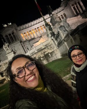 Michelle Rodríguez Instagram - COMER REZAR AMAR 
🎶Corazón Santo tú reinarás🎶

Monumentos impresionantes, pasta, galletas, panecitos, iglesias, escaleras infinitas, canciones de Dios, menos frío más solecito y todo el amor del mundo de tu mano.

Que bonito Roma 
Que hermosa mi mamá ♥️