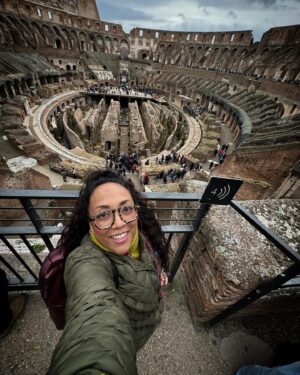 Michelle Rodríguez Instagram - COMER REZAR AMAR 
🎶Corazón Santo tú reinarás🎶

Monumentos impresionantes, pasta, galletas, panecitos, iglesias, escaleras infinitas, canciones de Dios, menos frío más solecito y todo el amor del mundo de tu mano.

Que bonito Roma 
Que hermosa mi mamá ♥️