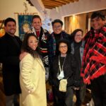 Michelle Rodríguez Instagram - 🎶 Navidad, feliz Navidad Vuelve a casa, vuelve al hogar🎶 Mi familia, el amor verdadero. Aunque faltan unos cuantos, esta es mi familia, el calor de mi corazón, la gente que más amo, las manos que me soportan, los oídos que me escuchan incansablemente y los corazones que me guían. Agradezco en el alma por esta Navidad, siento el amor y sobre todo la paz en mi corazón, sin prisa, sin tantas cadenas y con mucha luz en mi camino. Les amo Gracias por nunca soltar mi mano Por ser mi familia y mi guia Feliz Navidad deseo que su corazón y su mente tengan paz, que su entorno sea amable, empatico y de armonía. Que sus deseos sean realidad y que salten al vacío tantas veces como sea necesario para SER con libertad 🎄♥️